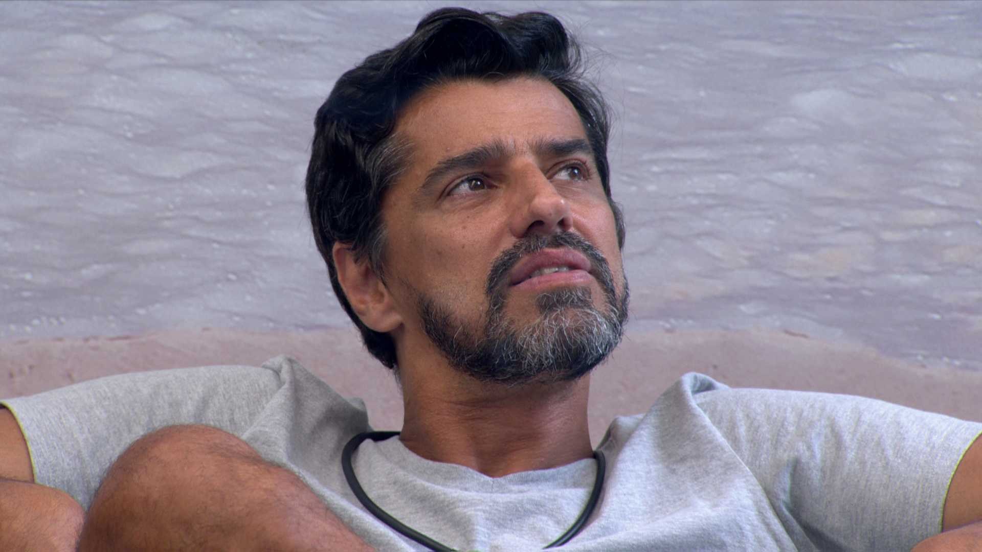 Alberto Cowboy rebate provocação de Ana Paula Renault: 'Você vive em um mundo de personagens'