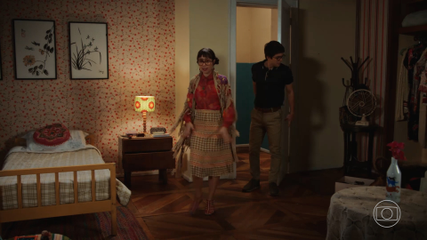 Maradona rosna para Júpiter que está entrando no quarto da Lupita escondido