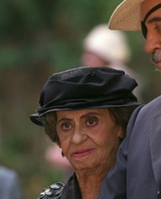 Dorotéia descobre que Glória se encontra com Josué