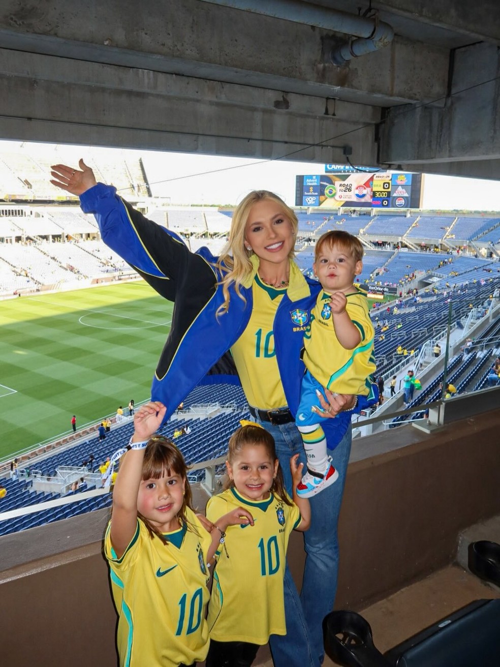 Virginia com Maria Alice, Maria Flor e Zé Leonardo em estádio nos Estados Unidos — Foto: Reprodução/Instagram