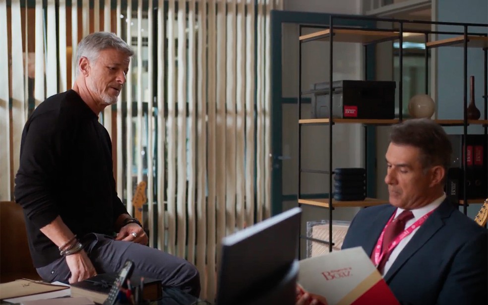 Ricardo instrui Jaques antes de depoimento em Dona de Mim — Foto: Globo