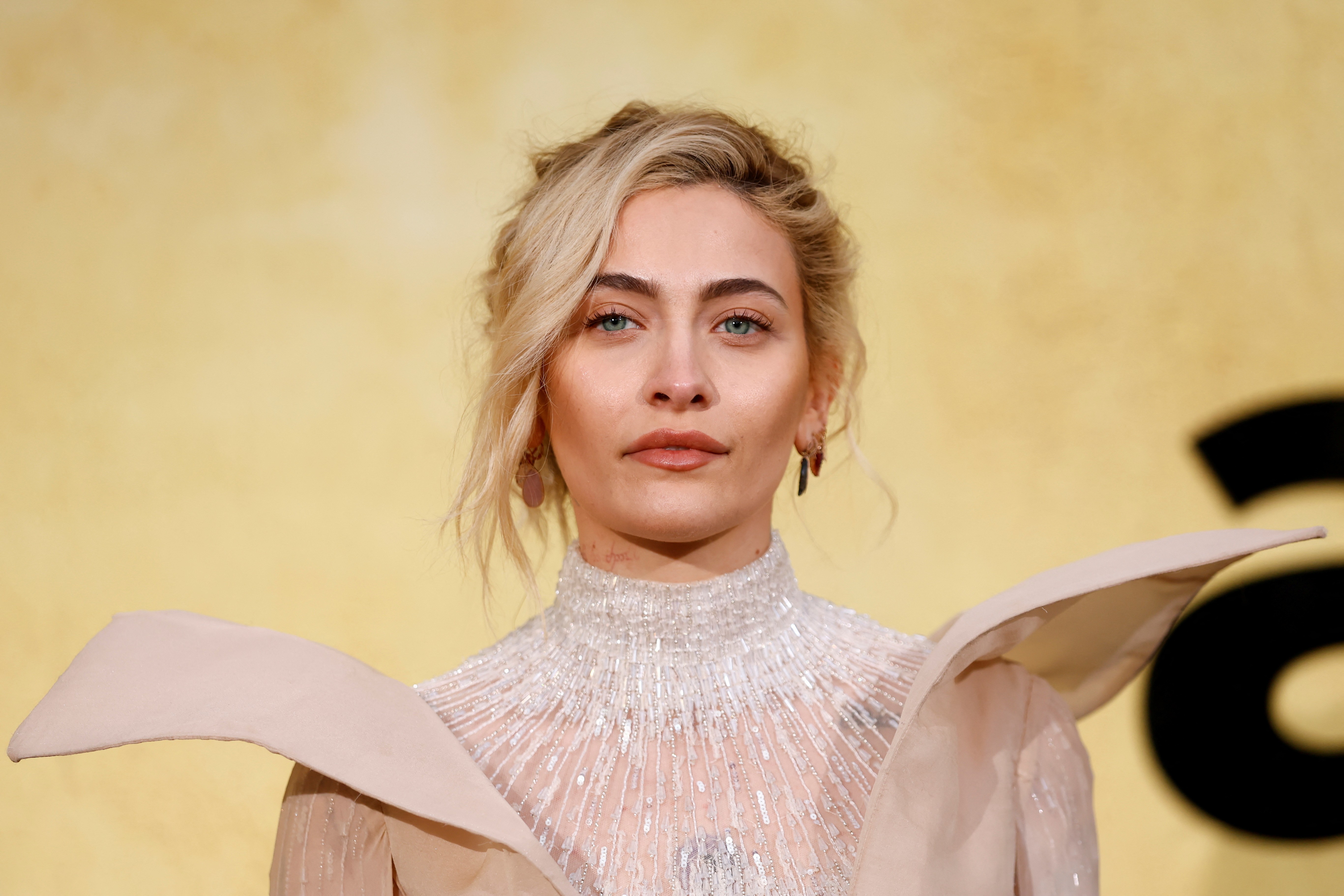 Paris Jackson ousa com look decotado e deixa tatuagem no peito à mostra na Paris Fashion Week