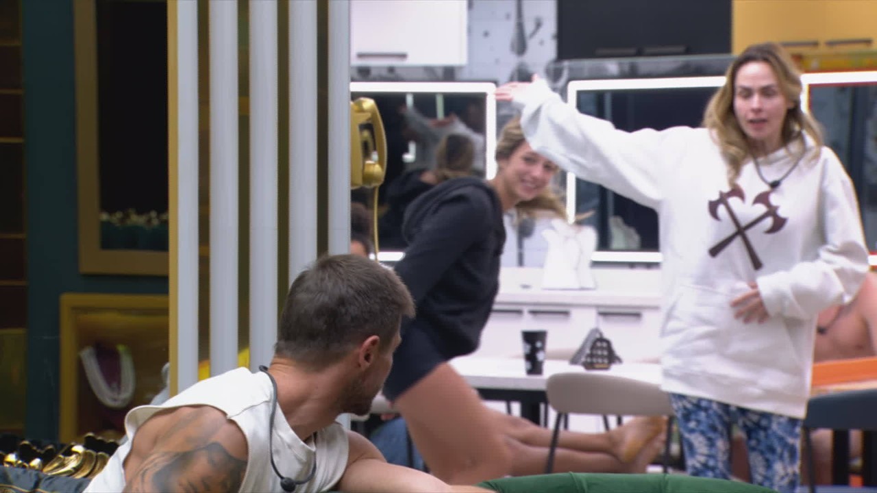 Ana Paula Renault ouve discussão entre sisters e pede a Jonas Sulzbach: 'Vai lá, quinta série!'