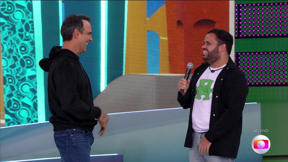 Após deixar o BBB 24, Michel é recebido por Tadeu Schimdt e fala jogo: ‘Parecia que eu estava como visitante’ — Foto: Globo