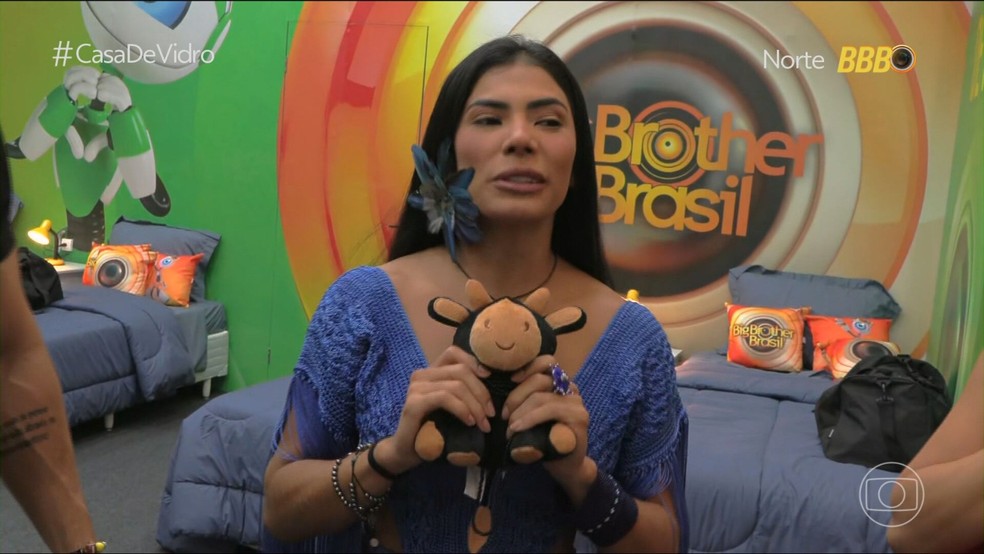 Candidatos da Casa de Vidro mostram amuletos que levaram para o confinamento — Foto: Globo/Reprodução
