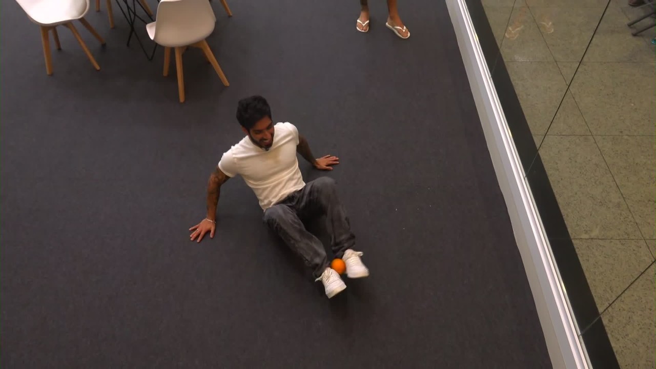 Ricardinho troca bola por laranja e improvisa freestyle na Casa de Vidro do Norte