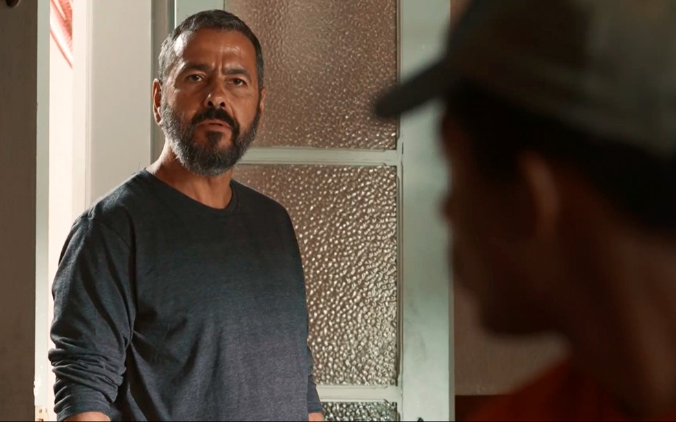 José Inocêncio (Marcos Palmeira) anuncia que vai embora de vez e João Pedro (Juan Paiva) se revolta - Renascer — Foto: Globo