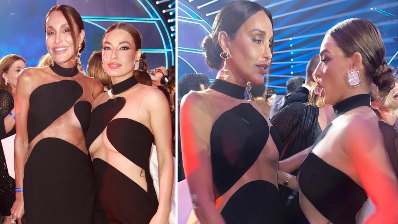 Sem climão: Beatriz Reis e Carol Marra posam com o mesmo look no show de 60 anos da TV Globo