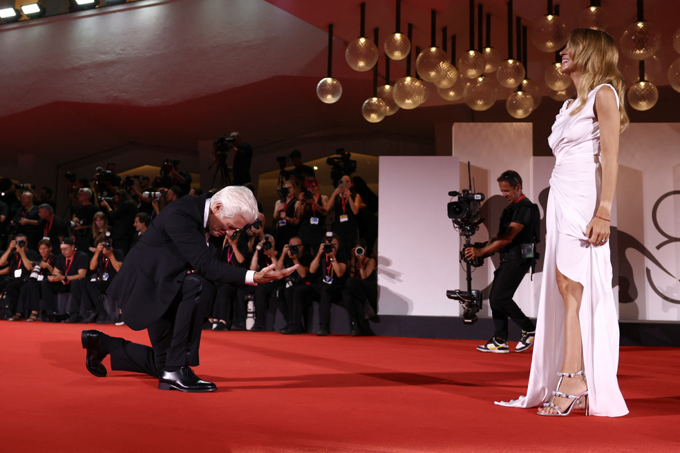 Richard Gere 'idolatra' sua esposa Alejandra Gere no Festival de Veneza — Foto: REUTERS/Louisa Gouliamaki