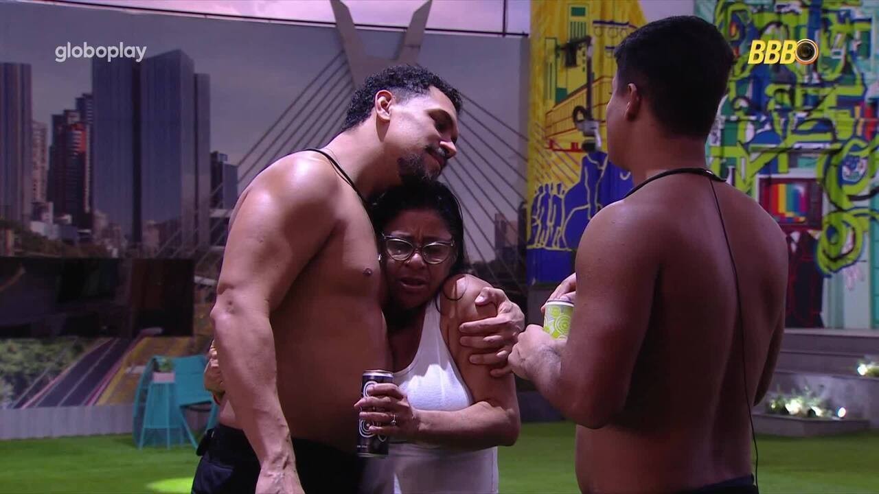 Após declaração de Vinícius sobre sexualidade, mãe do brother ressalta: 'Muito orgulho do meu filho'