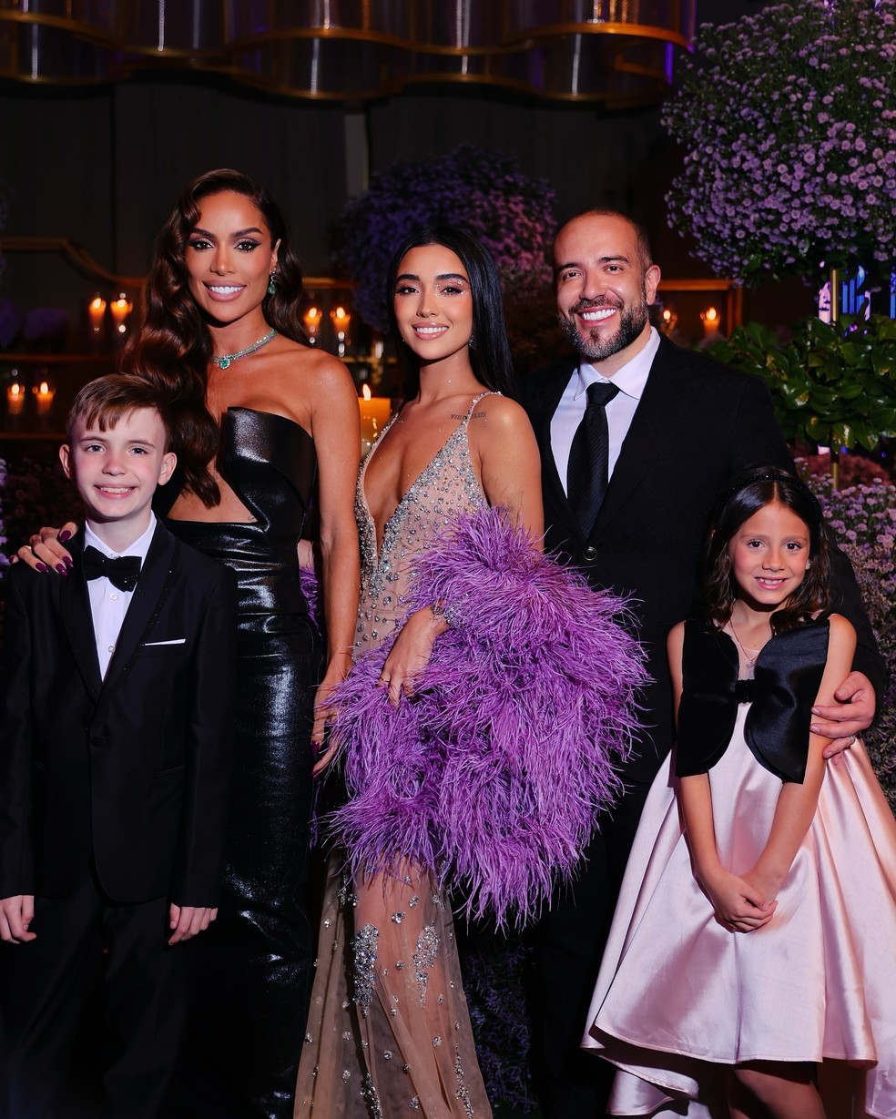 Tati Barbieri e a filha Sthefanye Dzevielevski com o marido, a filha caçula e o enteado — Foto: Reprodução Instagram/Conradis