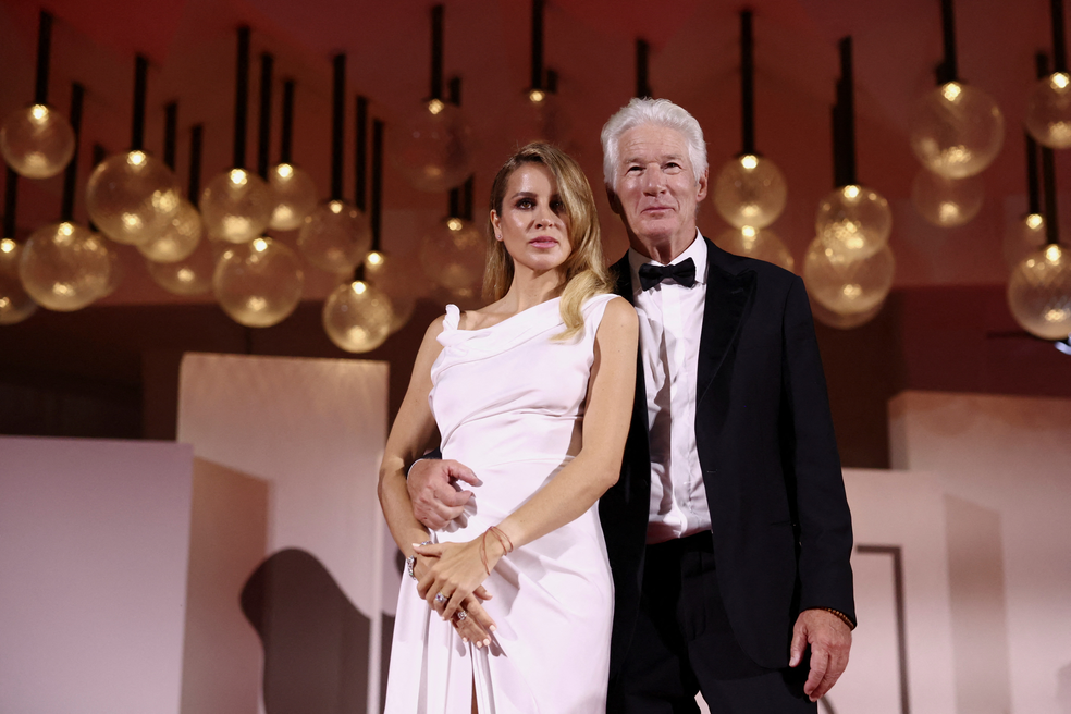 Richard Gere com sua esposa Alejandra Gere no Festival de Veneza — Foto: REUTERS/Louisa Gouliamaki