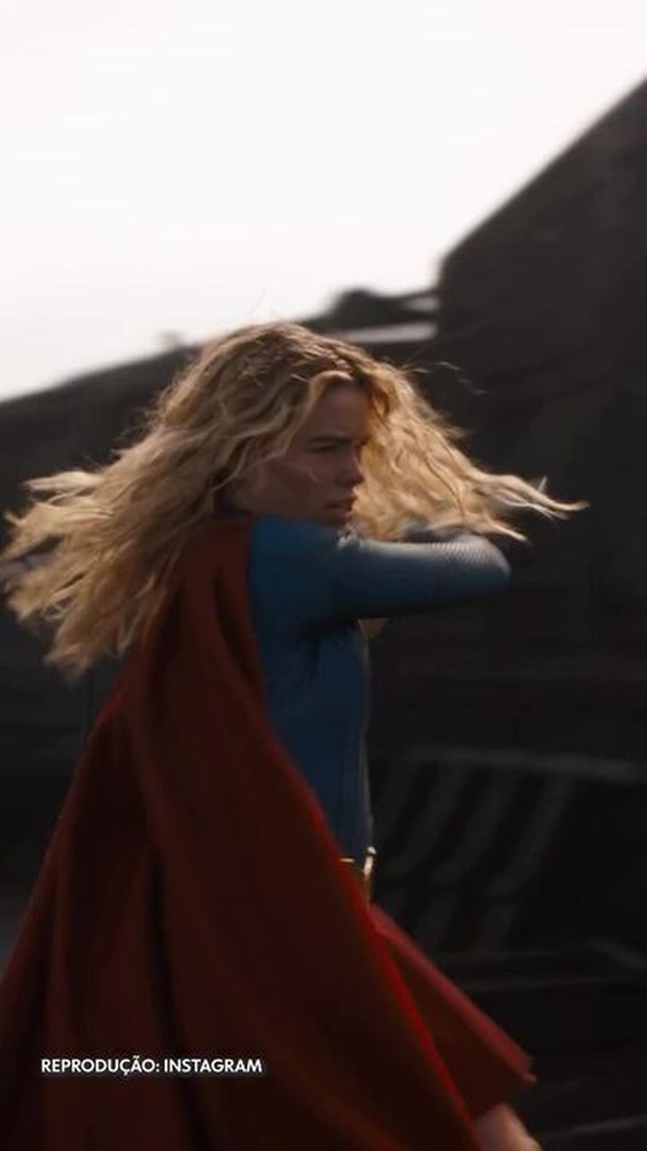 Milly Alcock e equipe de 'Supergirl' desembarcam no Rio de Janeiro e curtem primeiro jogo do Brasil na Copa