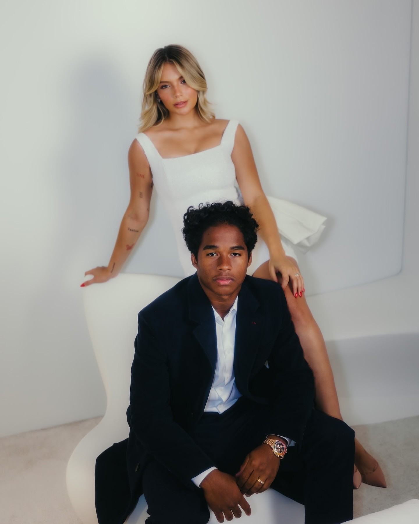 Endrick e Gabriely Miranda comemoram aniversário de casamento em resort luxuoso de R$ 35 mil a diária; Veja fotos