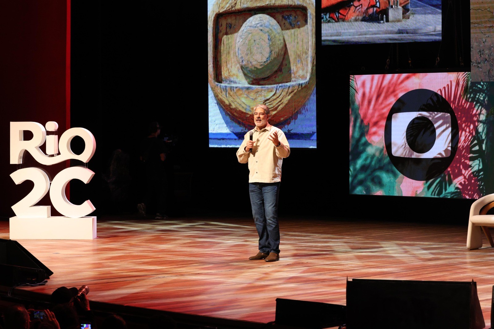 William Bonner abre o Summit Acontece Globo no Rio2C 2026 e apresenta a campanha Brasilidades