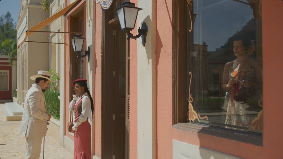 A Nobreza do Amor: Mirinho finge estar preocupado com irmã para impressionar Alika — Foto: TV Globo