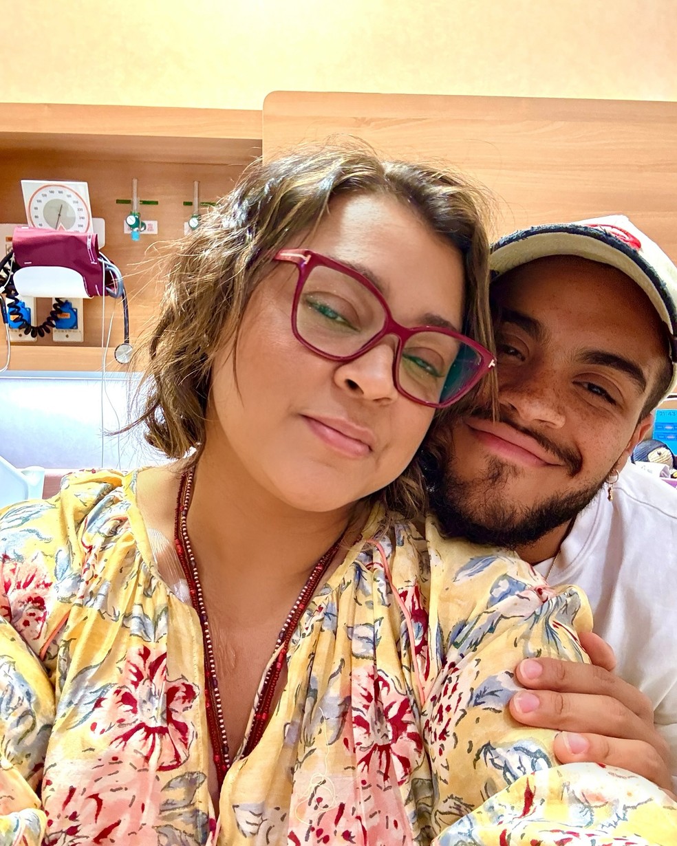 Preta Gil posa com o filho, Francisco Gil, no hospital — Foto: Reprodução/Instagram