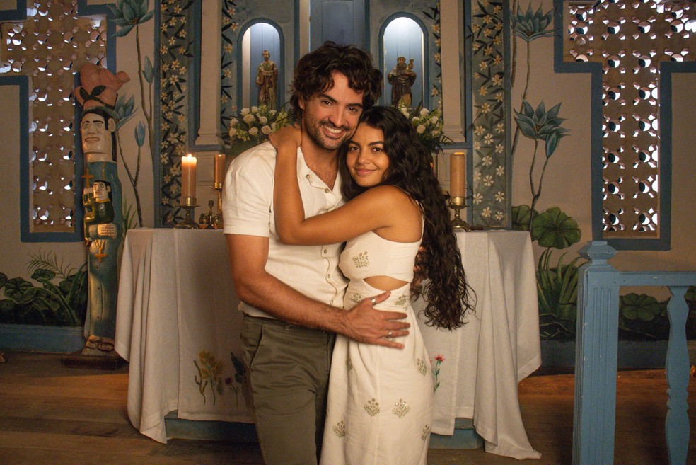 Artur e Quinota se casam em No Rancho Fundo — Foto: Globo/Angélica Goudinho
