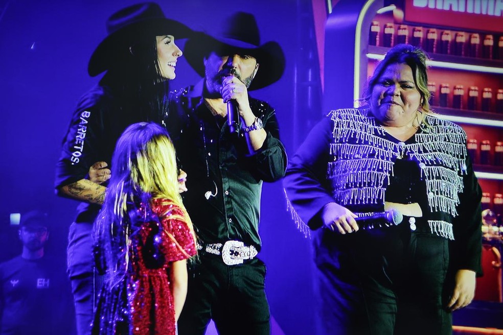 Ana Castela, Edson, Priscila e Helena no palco — Foto: Fabiano Batagglin/gshow