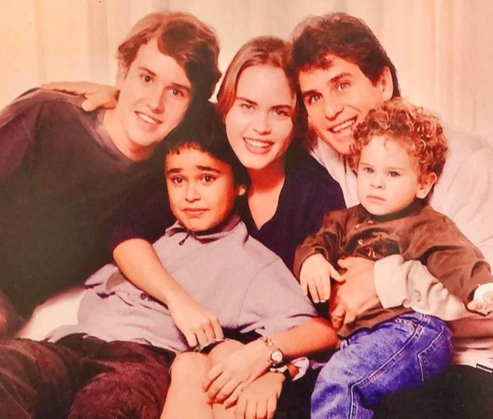 Marcos Frota com os filhos em lembrança compartilhada durante o Altas Horas — Foto: Reprodução/Globo