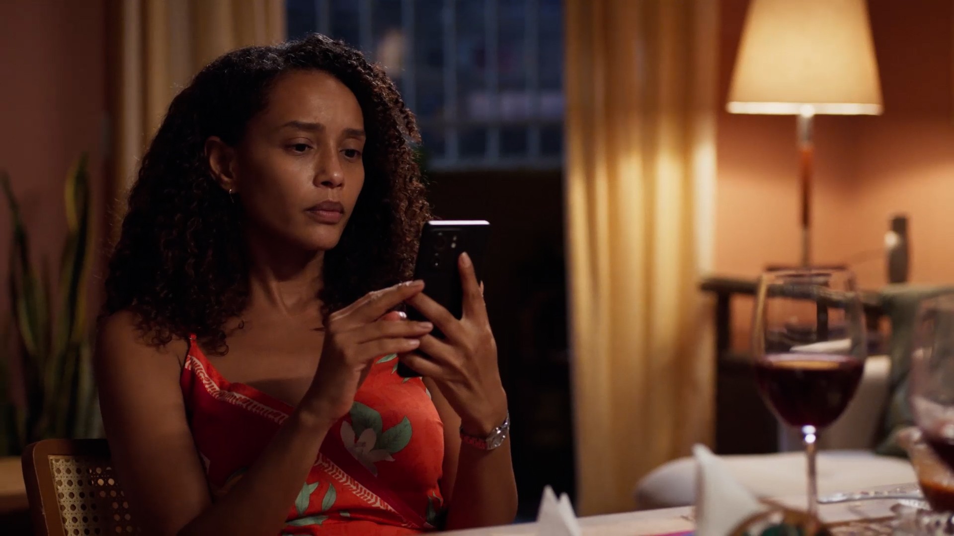 Em Vale Tudo, Raquel acha fotos de Heleninha no celular de Ivan