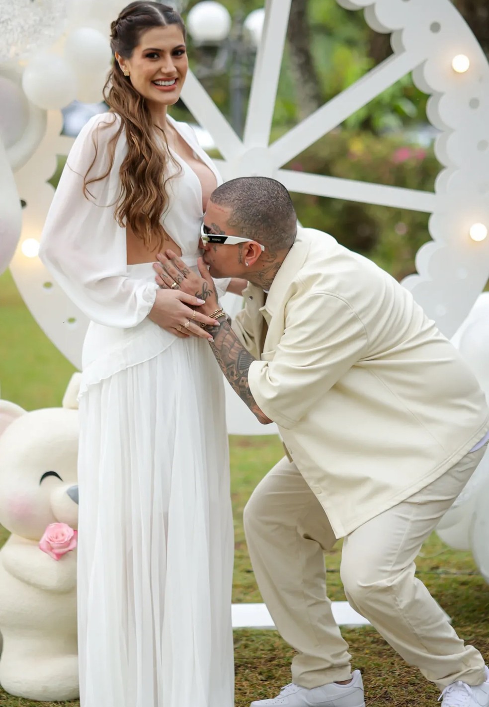 MC Guimê e Fernanda Stroschein posam juntos no chá revelação do 1º filho que esperam — Foto: Matheus Perotti