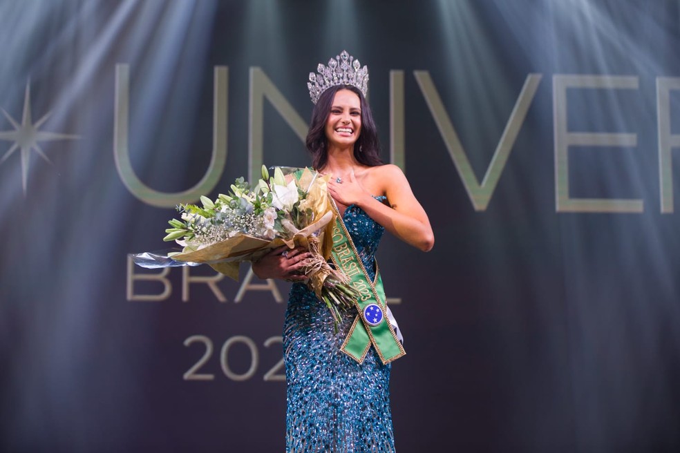 Miss Universo Brasil 2023, Maria Brechane usa traje típico inspirado em  Arara azul em etapa do concurso, Moda & Beleza