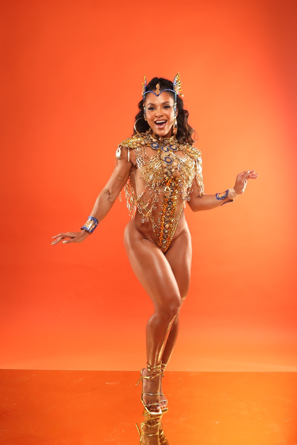 Musa da Vila Isabel, Monique Rizzeto aposta em fantasia dourada