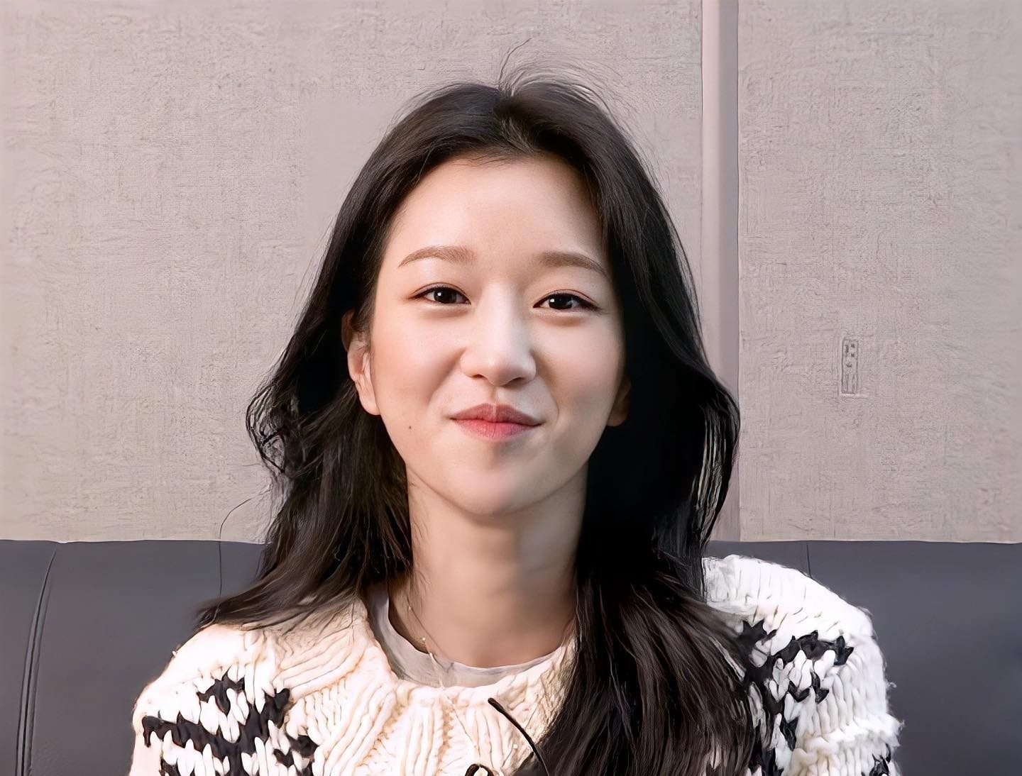 Atriz de Véspera, novo k-drama do Globoplay, sabe falar espanhol e quase foi jornalista; conheça