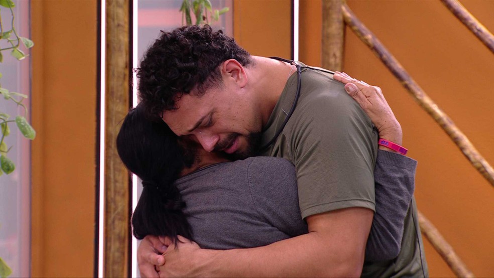 Vinícius chora após formação do Paredão do BBB 25 — Foto: Globo