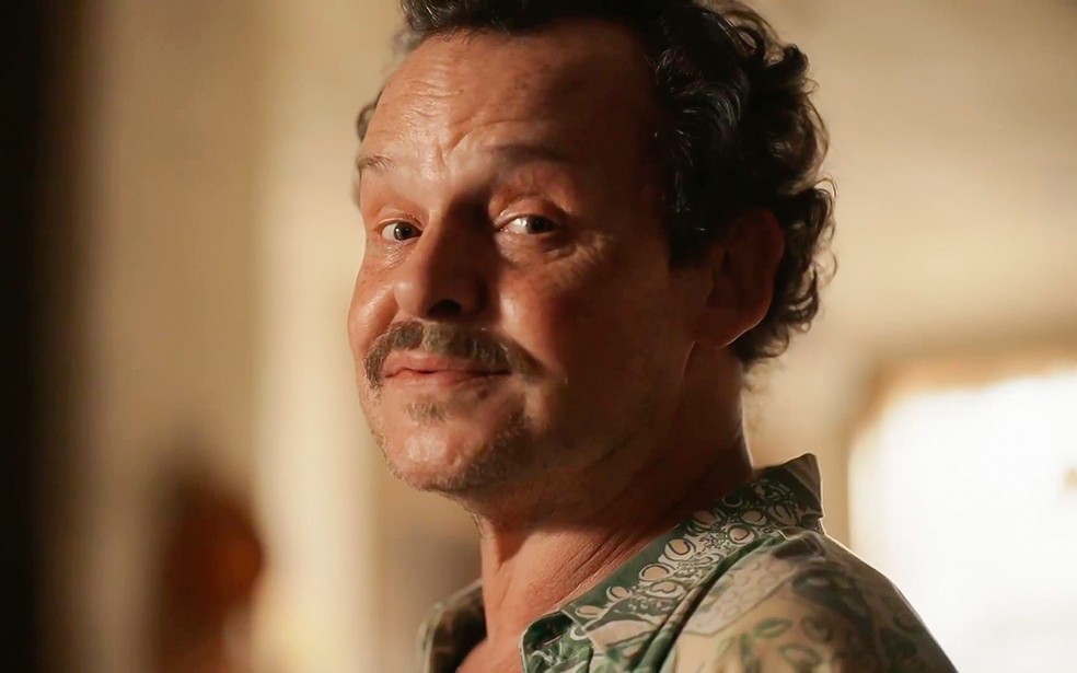 Norberto (Matheus Nachtergaele) prepara surpresa para Dona Patroa (Camila Morgado)  em Renascer — Foto: Globo