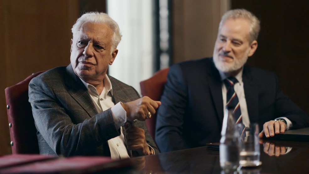 Arthur passa mal em audiência em Quem Ama Cuida — Foto: Globo