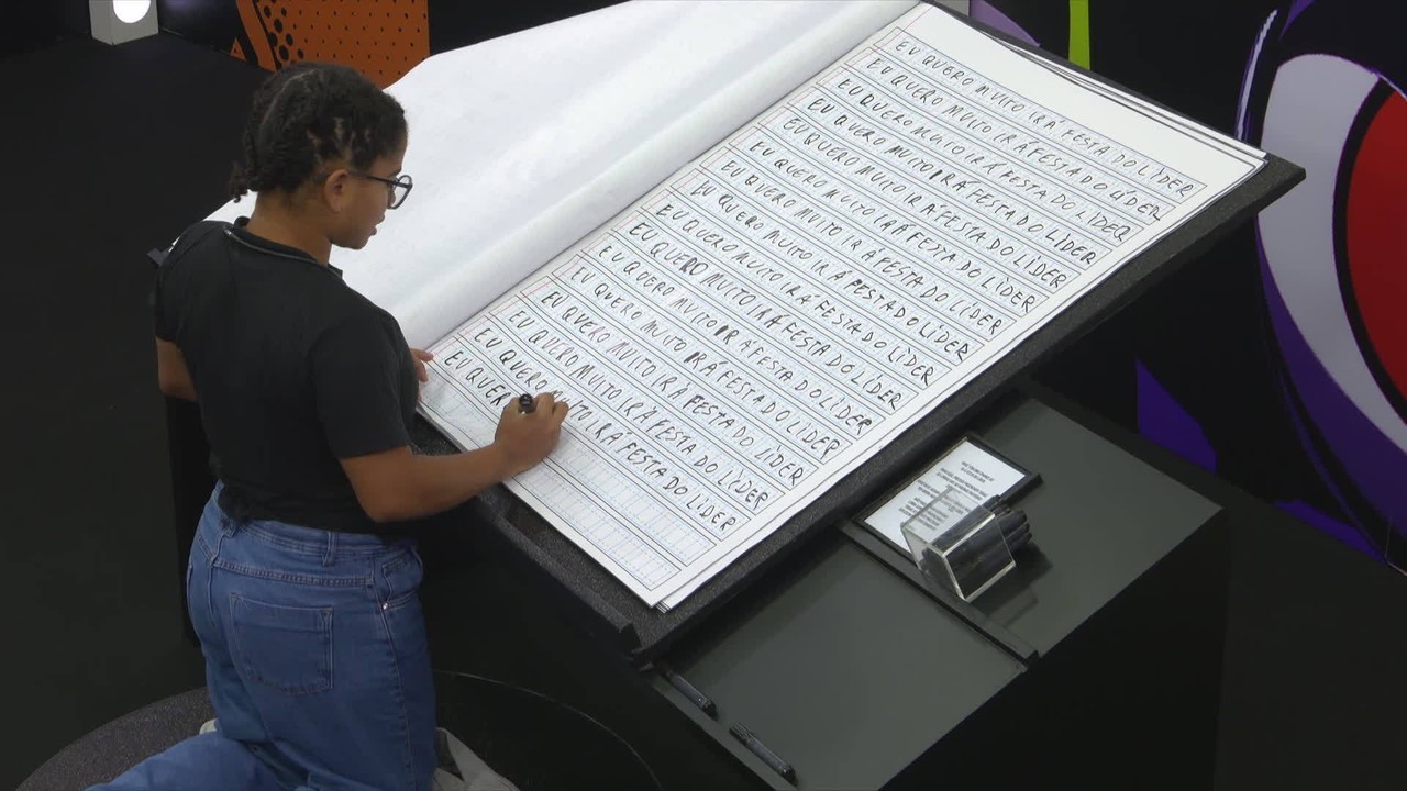 Barrado no Baile: Milena completa quatro horas escrevendo em caderno
