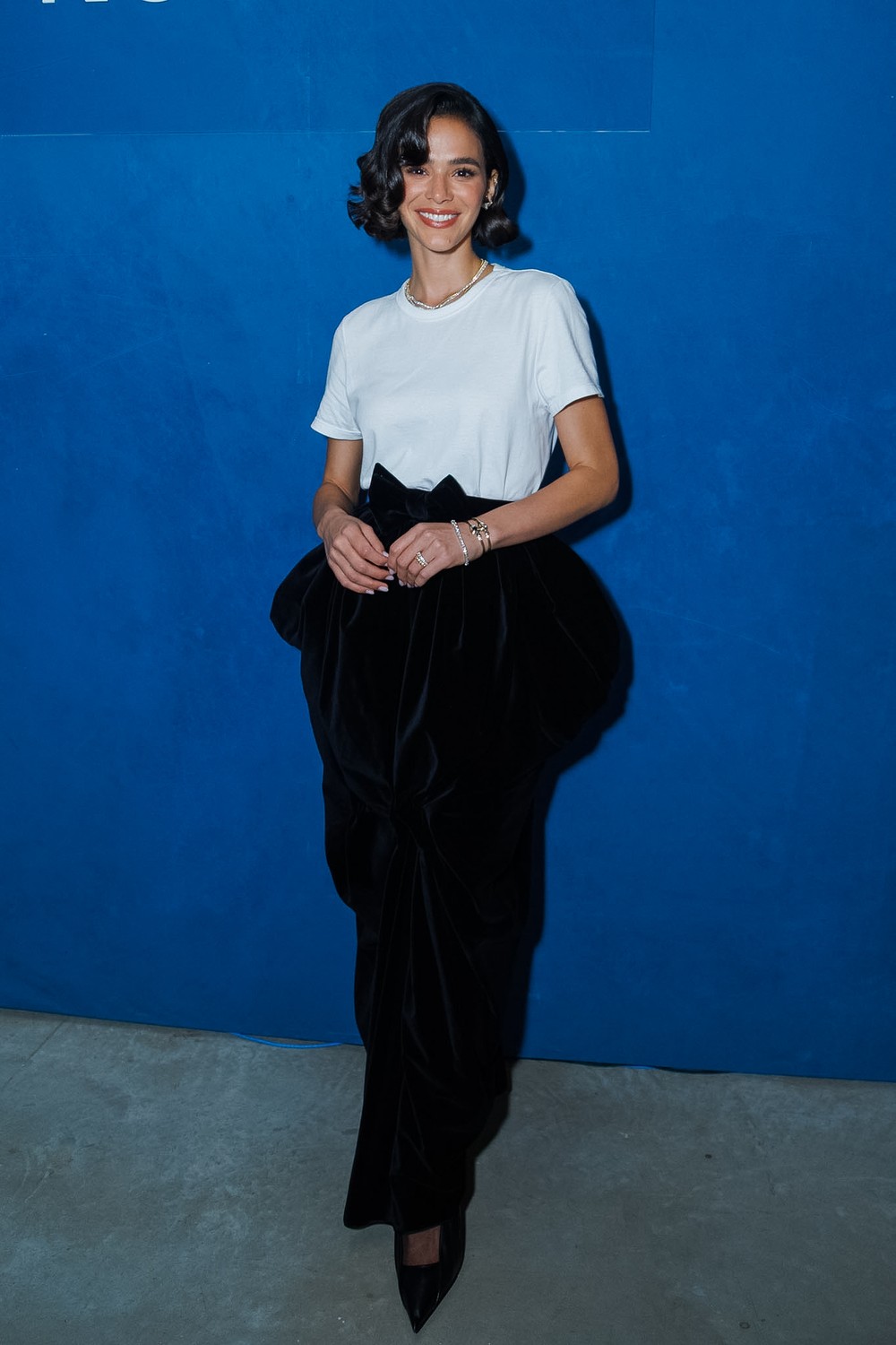 Bruna Marquezine posa para fotógrafos durante a abertura da exposição em São Paulo.