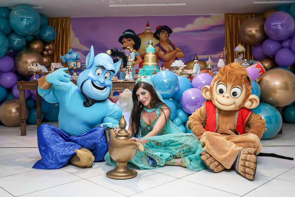 Anamara de Jasmine com os personagens do filme Aladdin, Gênio e Abu — Foto: Rodrigo Alves/Divulgação