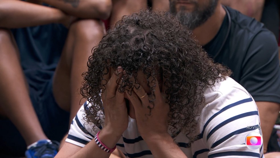 Maycon cai no choro após ser eliminado do BBB 24 — Foto: Globo