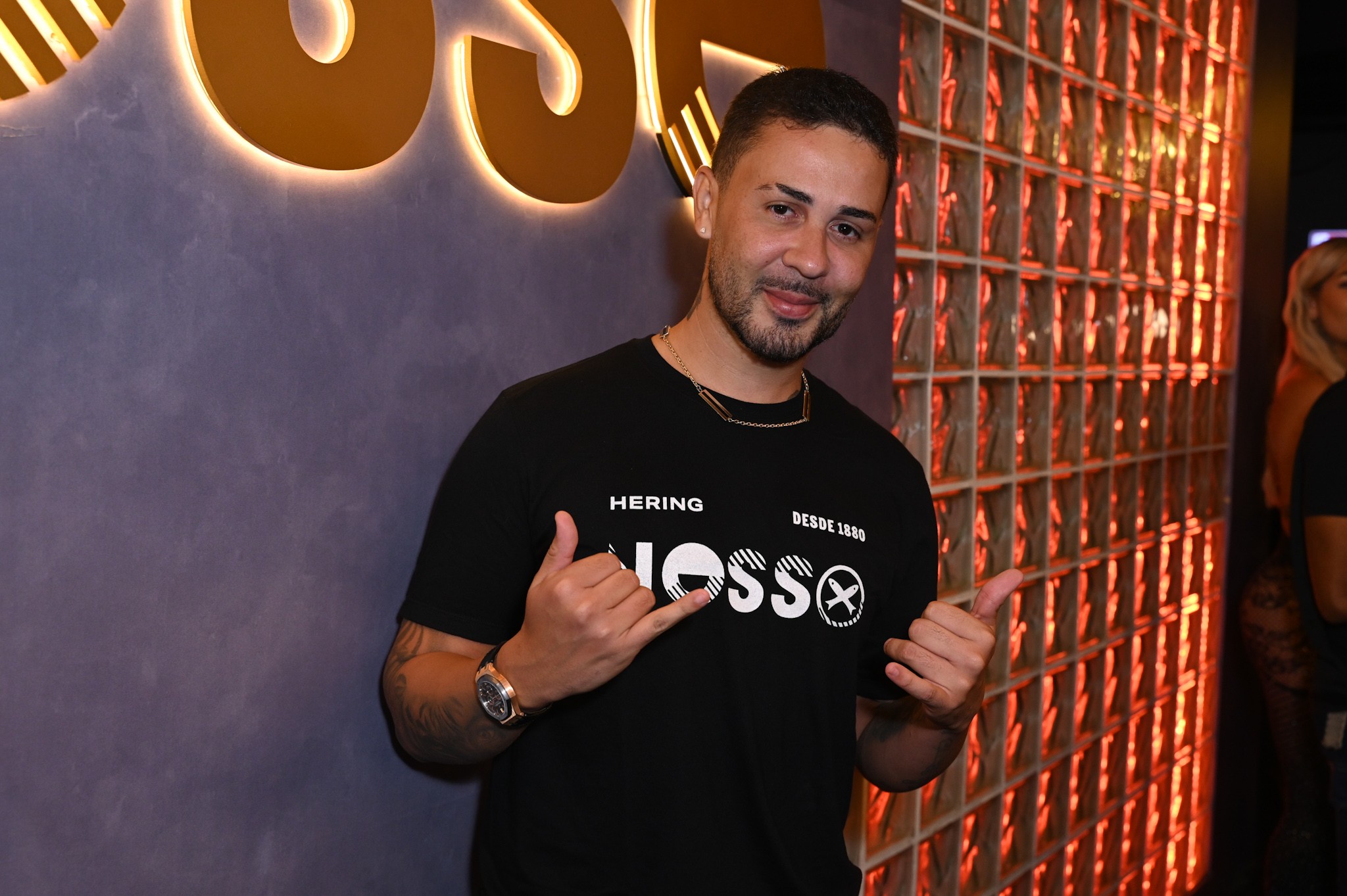 Carlinhos Maia curte último dia de Sapucaí com look avaliado em mais de R$ 300 mil