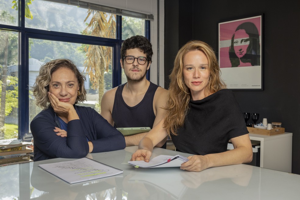Paulo Mendes com Eliane Giardini e Mariana Ximenes nos bastidores da preparação para Mania de Você — Foto: Globo/Fábio Rocha