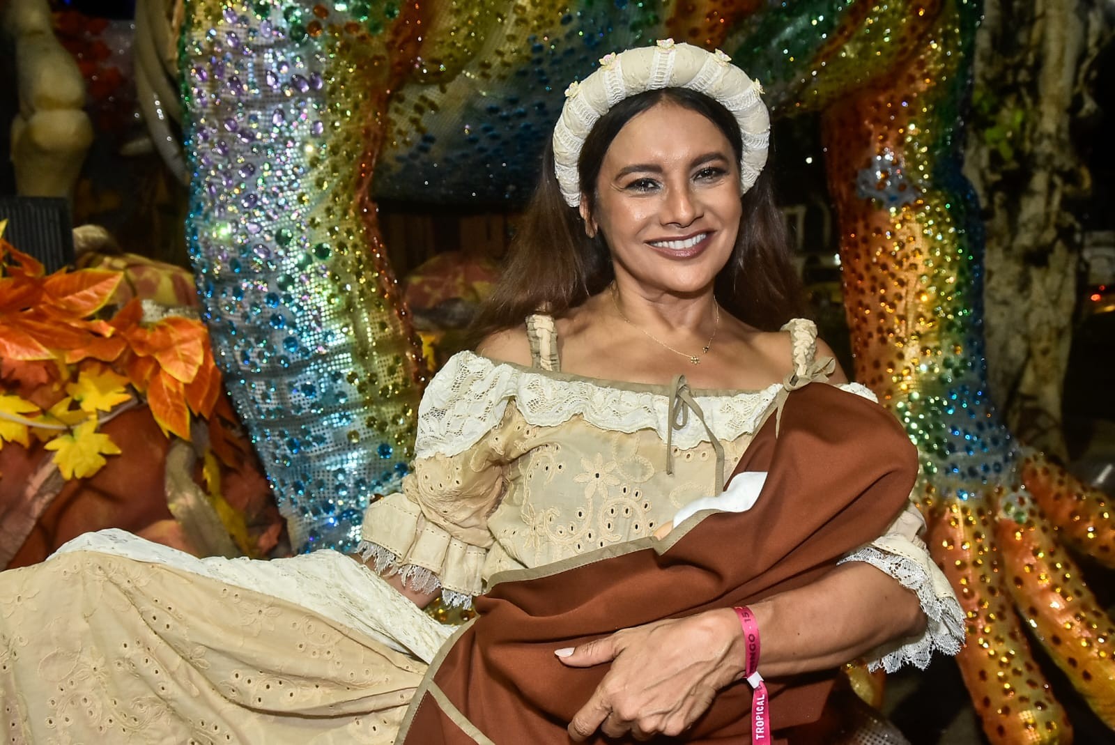 Dira Paes desfila na Acadêmicos de Niterói e se declara à Sapucaí: 'Amo assistir ao Carnaval carioca'