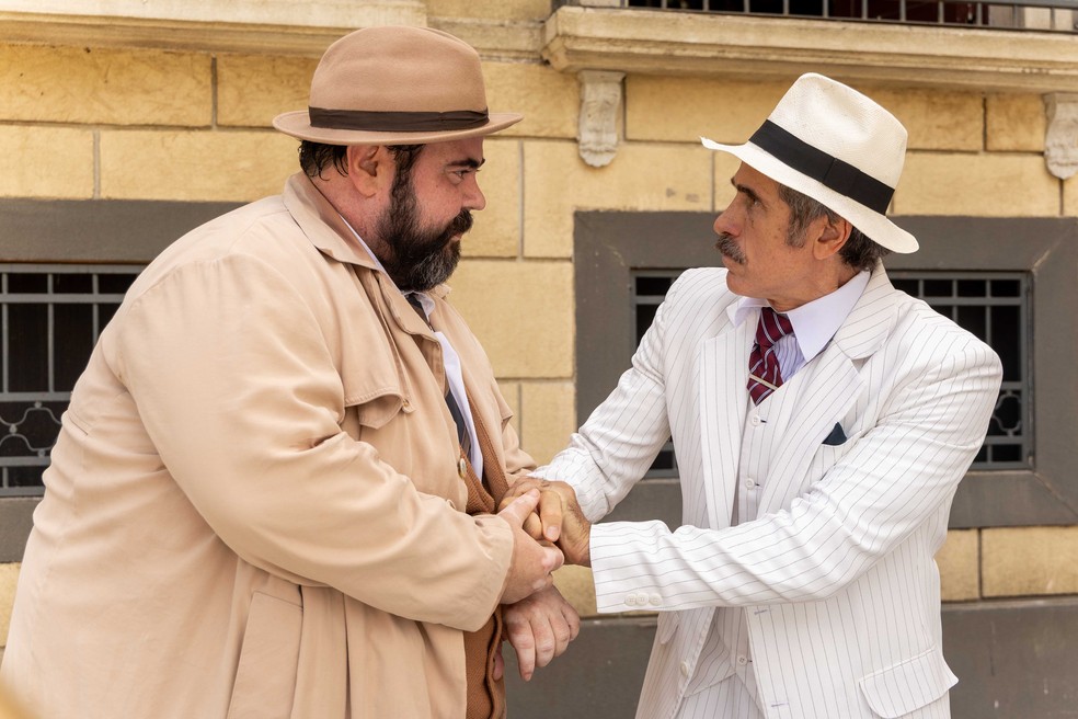 Sabiá (Fábio de Luca) impede fuga de Ernesto (Eriberto Leão) em Êta Mundo Melhor! — Foto: Globo/Beatriz Damy