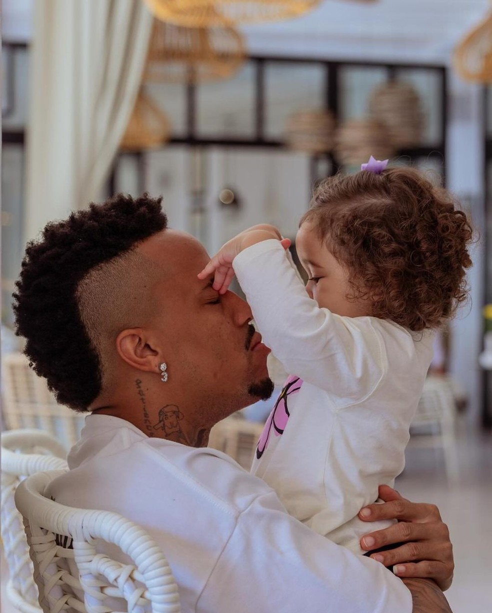Eder Militão e a filha da Cecília — Foto: Reprodução
