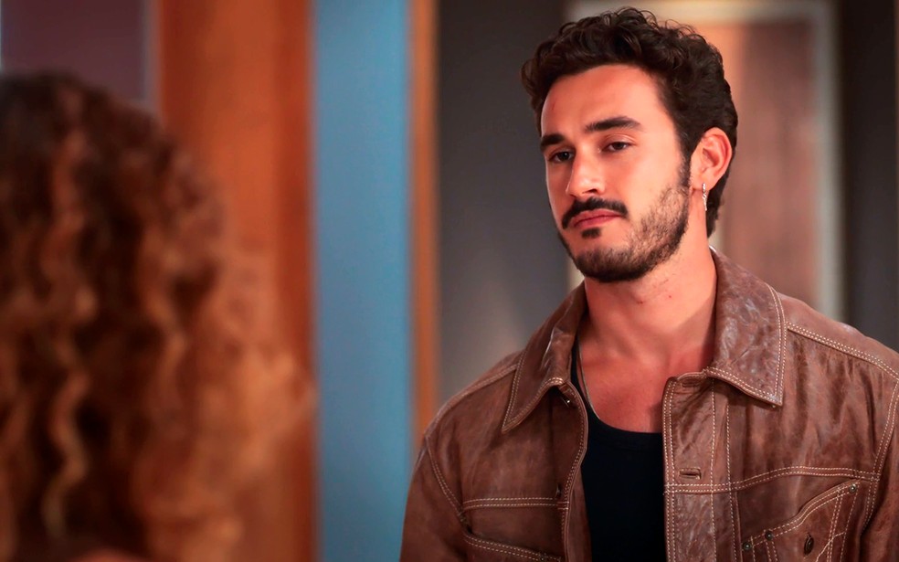 João Raul (Filipe Bragança) procura Agrado (Isadora Cruz) depois de ver cena que lembrou de Diana -  Coração Acelerado — Foto: Globo