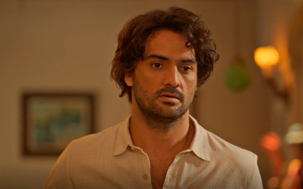 Artur fica em choque ao ver Deodora e Ariosto juntos em No Rancho Fundo — Foto: Globo