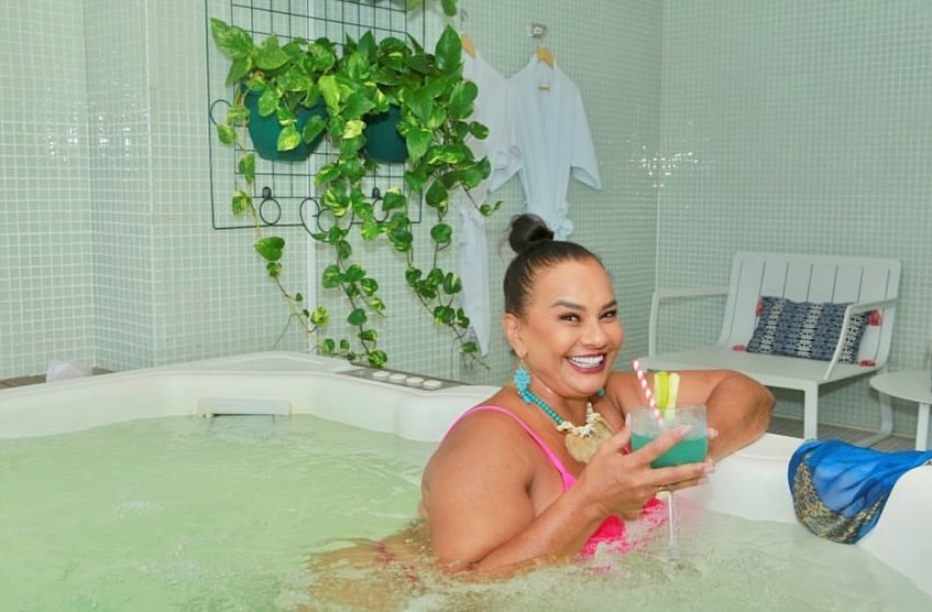 Solange Couto debocha do etarismo com clique de biquíni na banheira: 'Garotona de alma'