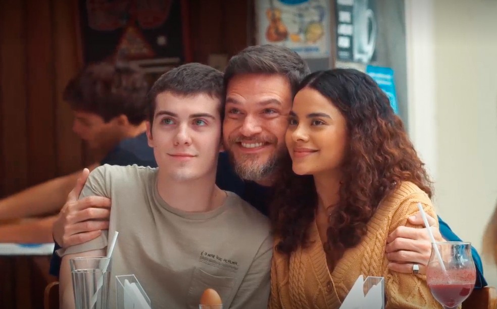 Rafa e Jenifer comem em família com o pai, Theo, em Vai na Fé — Foto: Globo