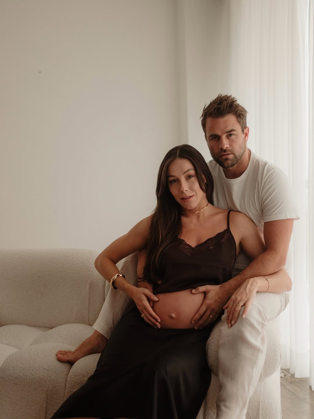 Renata Klein abre álbum de gravidez ao lado de Rafael Licks