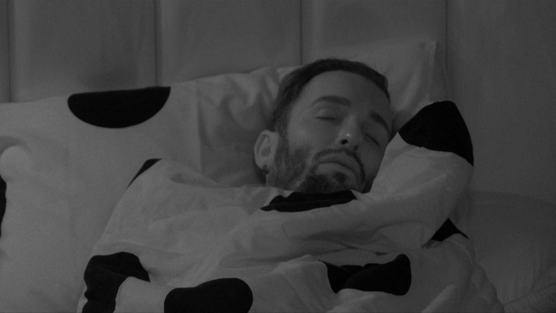 Diego Hypolito leva susto ao ser acordado pelo Toque de Despertar no BBB 25