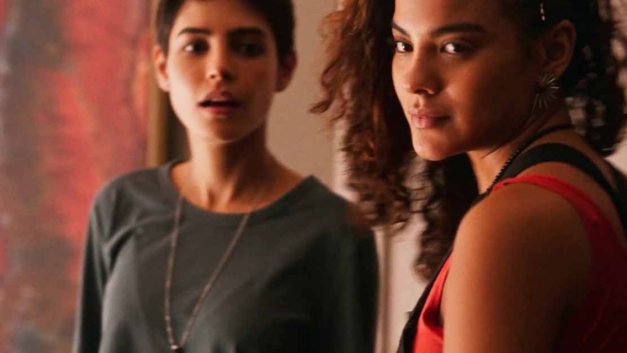 Personagem misteriosa e romance lésbico: veja cena de Bella Campos em série de terror do Globoplay