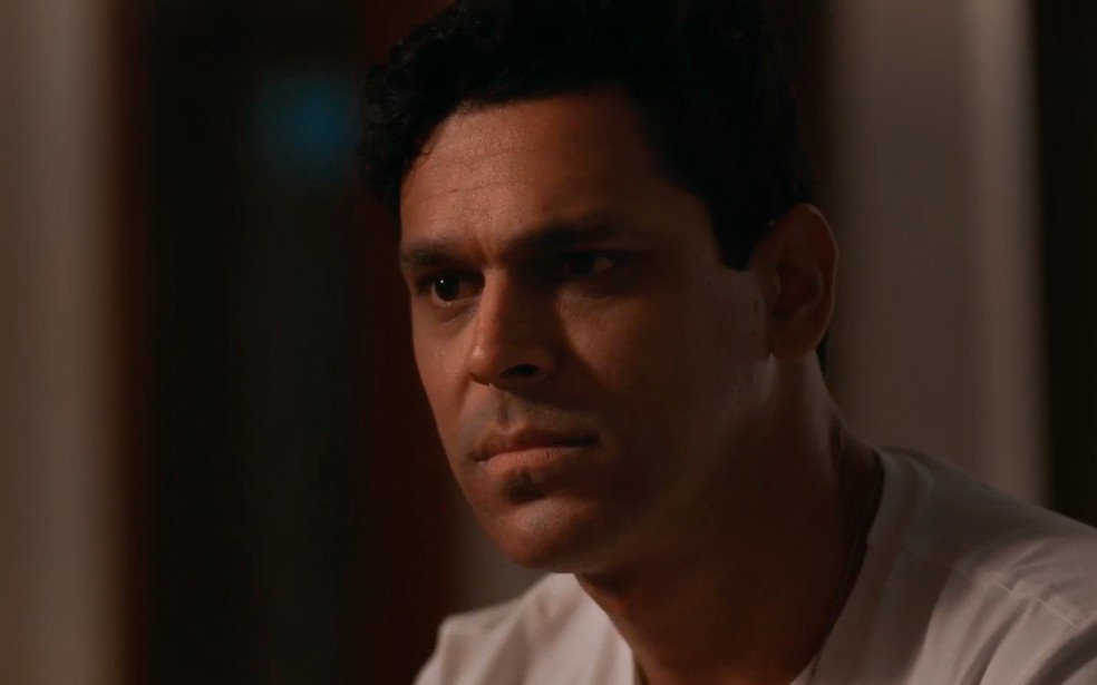 Em Renascer, José Augusto (Renan Monteiro) fica horrorizada com a mãe de Buba (Gabriela Medeiros) — Foto: Globo