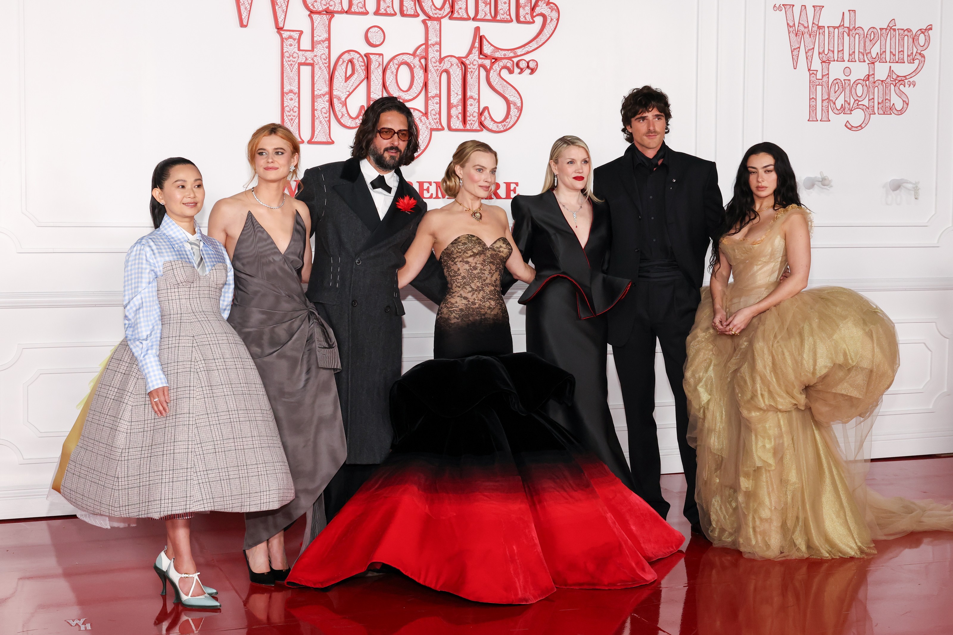 Margot Robbie e Jacob Elordi entregam looks luxuosos em première de 'O Morro dos Ventos Uivantes'